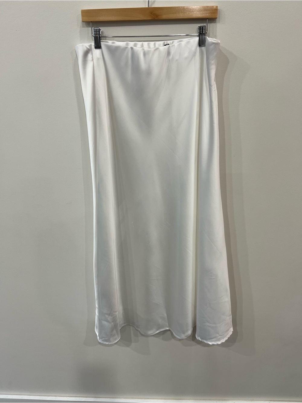 White Satin Maxi Slip Skirt XL
Elegant Bias Cut Flowy Satin Midi/Maxi Skirt - Picture 5 of 10